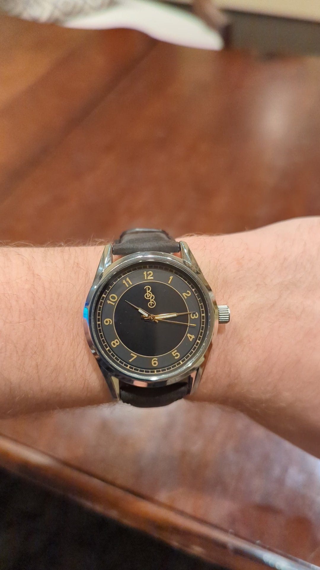 Reloj clásico negro y dorado